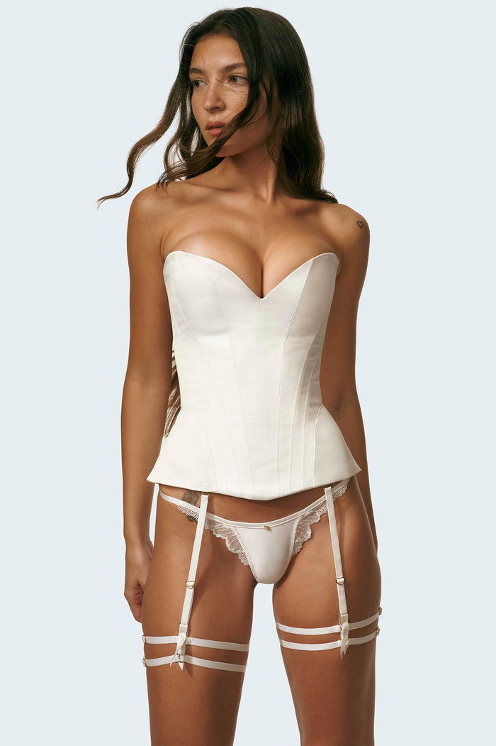 Mia is 5’8 and wears sizes 32D and XS