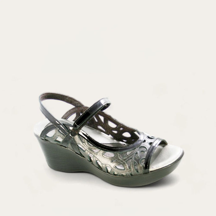 DELUXE-Black_Patent_Metallic_Road_Lthr-1_21682fcf-fa76-4ec0-a3cd-7150639bd753