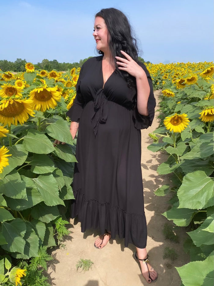 Laluxe Femme, plus size boutique owner MsLindsayM, models the Nicole Maxi Dress in Black  | Plus Size Sustainable Fashion