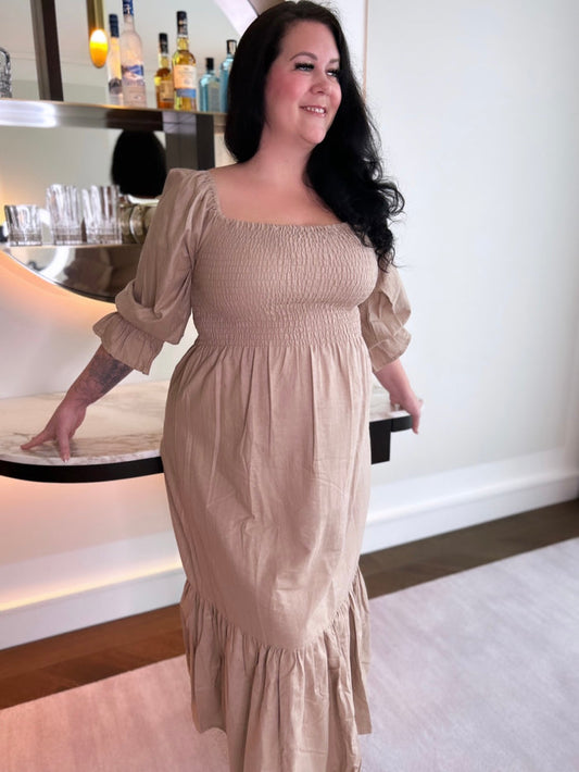 MsLindsayM, a plus size blogger is wearing this plus size midi dress in linen.