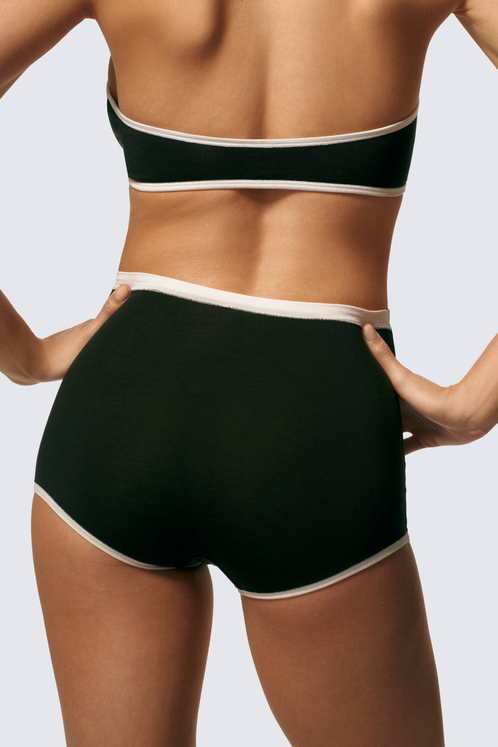 Freya is 5'8 and wears sizes 30DD and XS