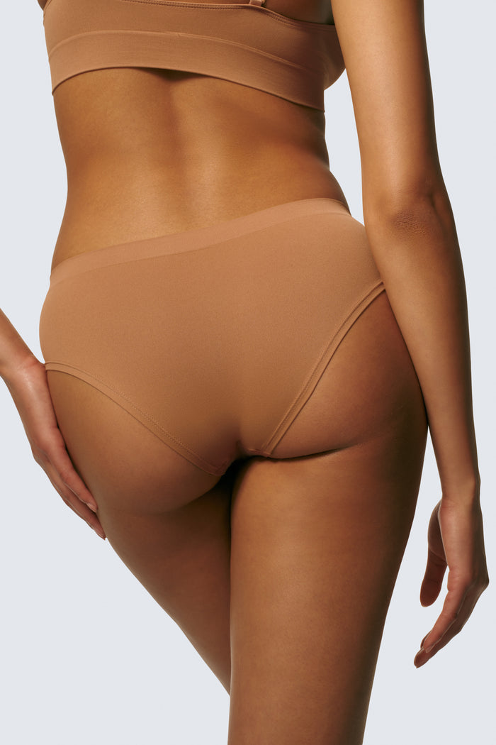 Michaela is 5’8 and wears sizes 34DD and M on top and S on the bottom