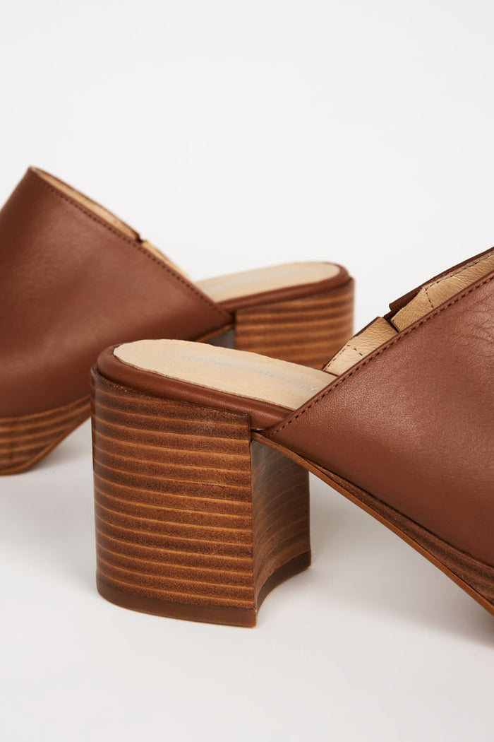Intentionally Blank - Facts Leather Platform Clog -