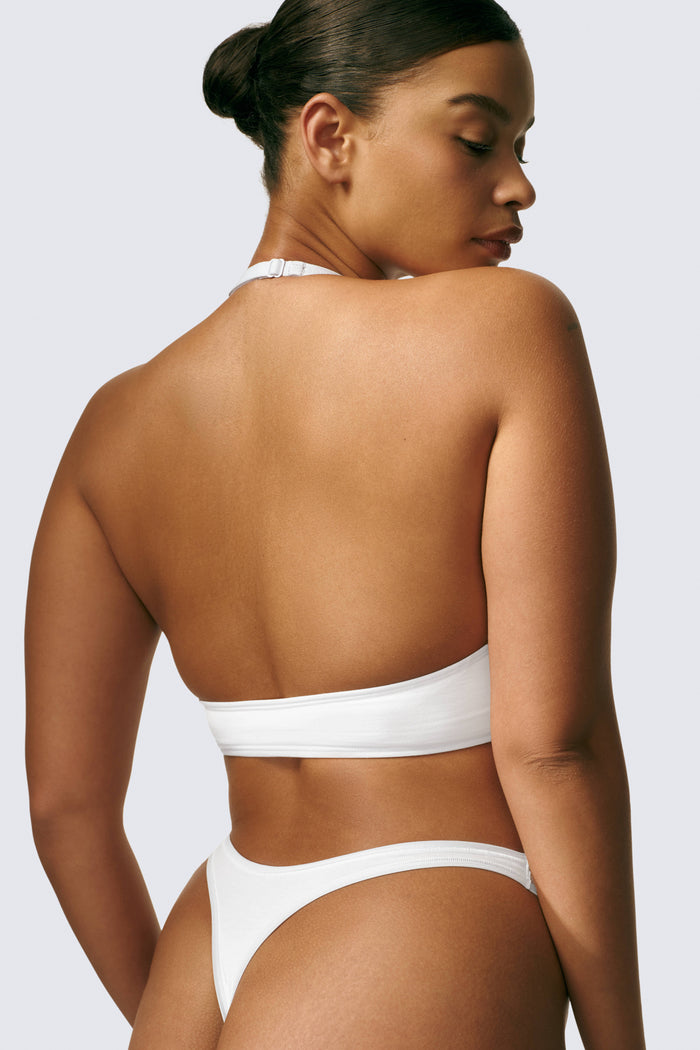 Shimma is 5’9 and wears sizes 36D and M