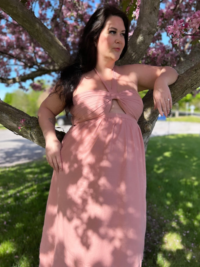 MsLindsayM wearing a plus size halter dress. Plus size linen maxi dress worn by plus size blogger.