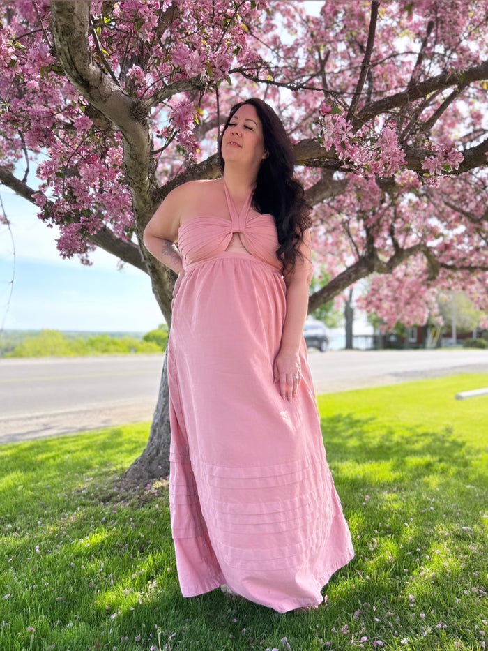 MsLindsayM wearing a plus size halter dress. Plus size linen maxi dress worn by plus size blogger.