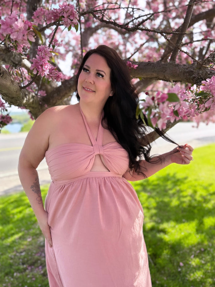 MsLindsayM wearing a plus size halter dress. Plus size linen maxi dress worn by plus size blogger.
