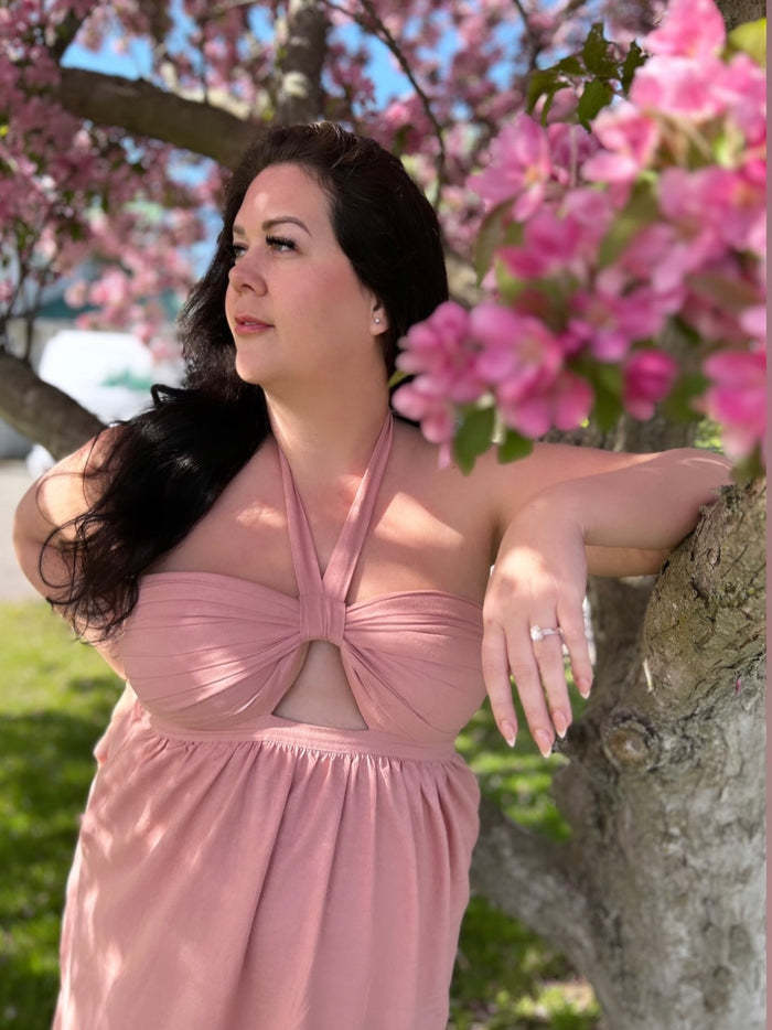 MsLindsayM wearing a plus size halter dress. Plus size linen maxi dress worn by plus size blogger.