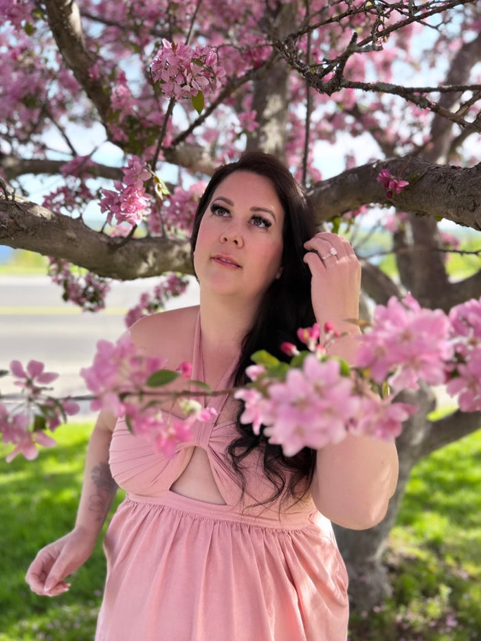 MsLindsayM wearing a plus size halter dress. Plus size linen maxi dress worn by plus size blogger.