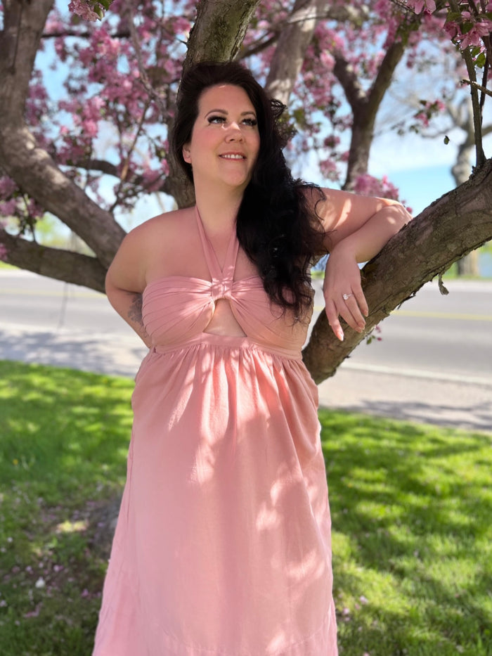 MsLindsayM wearing a plus size halter dress. Plus size linen maxi dress worn by plus size blogger.