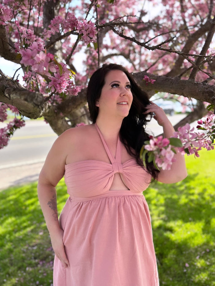 MsLindsayM wearing a plus size halter dress. Plus size linen maxi dress worn by plus size blogger.