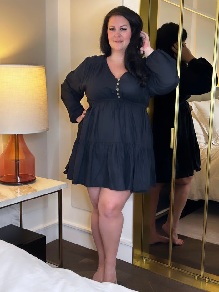 MsLindsayM, a plus size blogger, wearing a plus size mini dress in black linen.