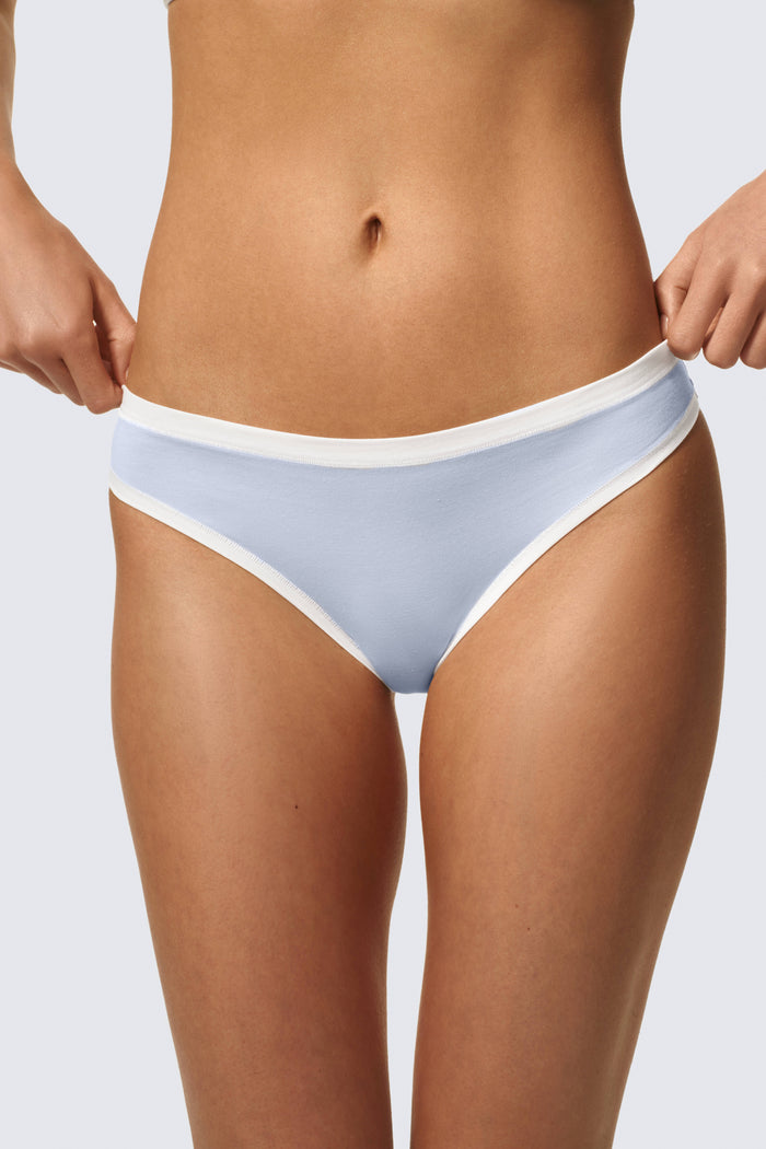 Freya is 5'8 and wears sizes 30DD and XS