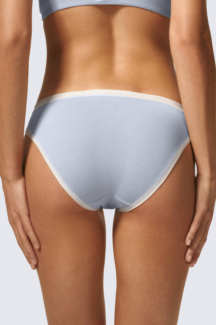 Freya is 5'8 and wears sizes 30DD and XS